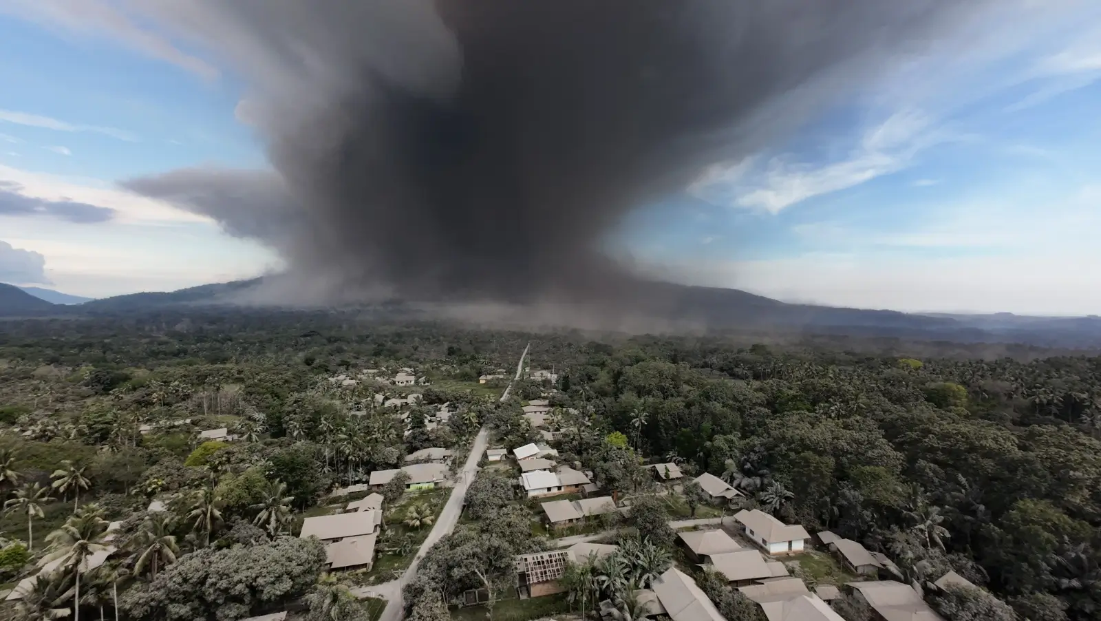 [UPDATE] Erupsi Gunungapi Lewotobi Laki-laki: Kembali Erupsi, Pemerintah Himbau Warga Bertahan di Pengungsian